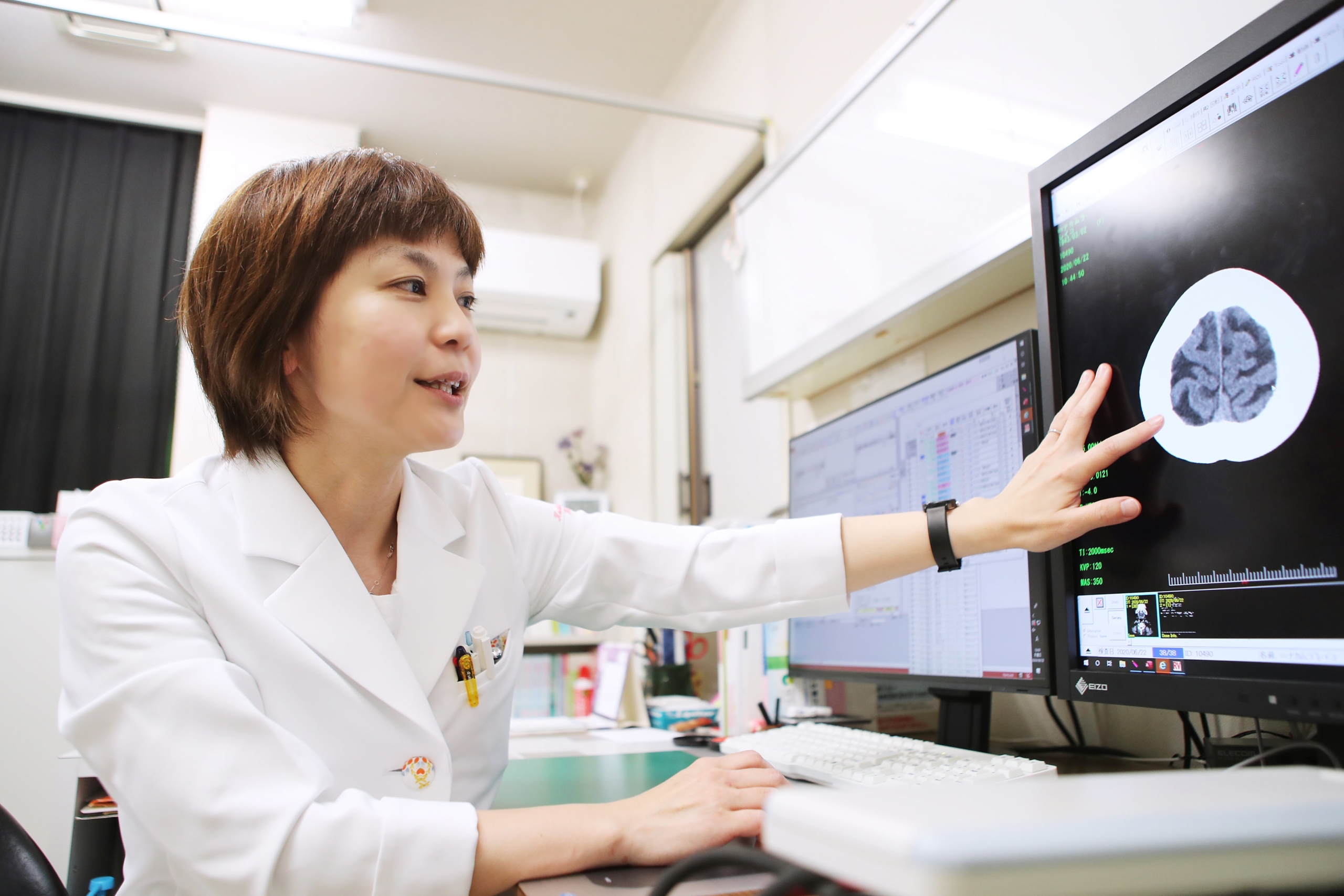 写真：モニターに映る画像を説明する佐伯委員長